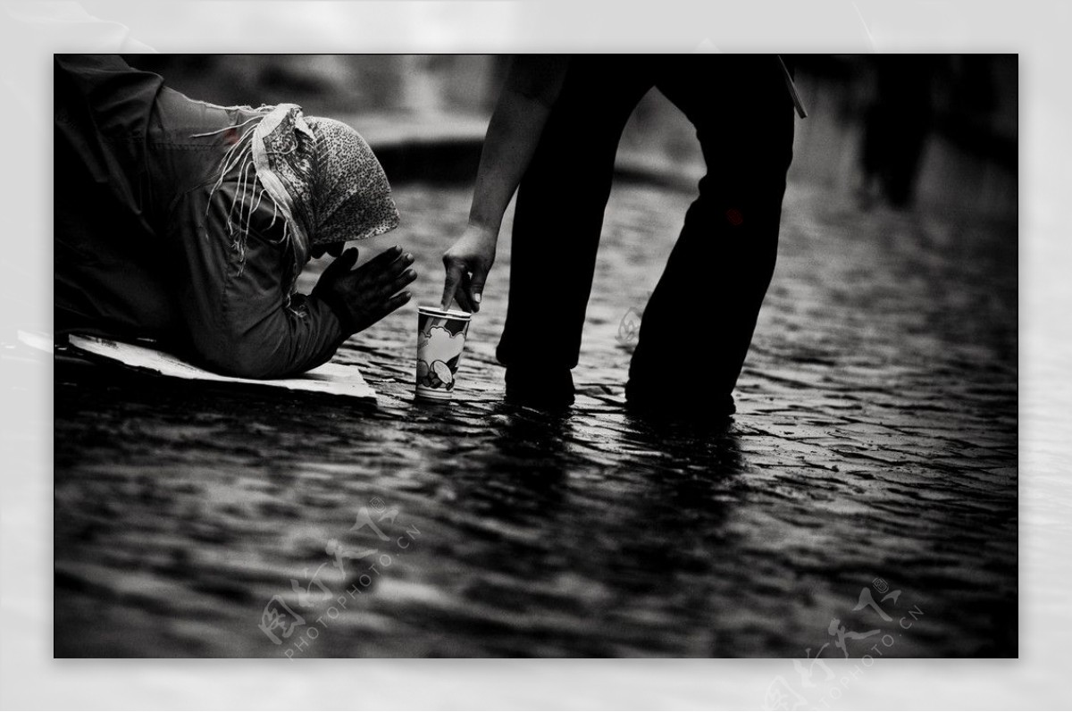 街头跪着行乞的乞丐图片