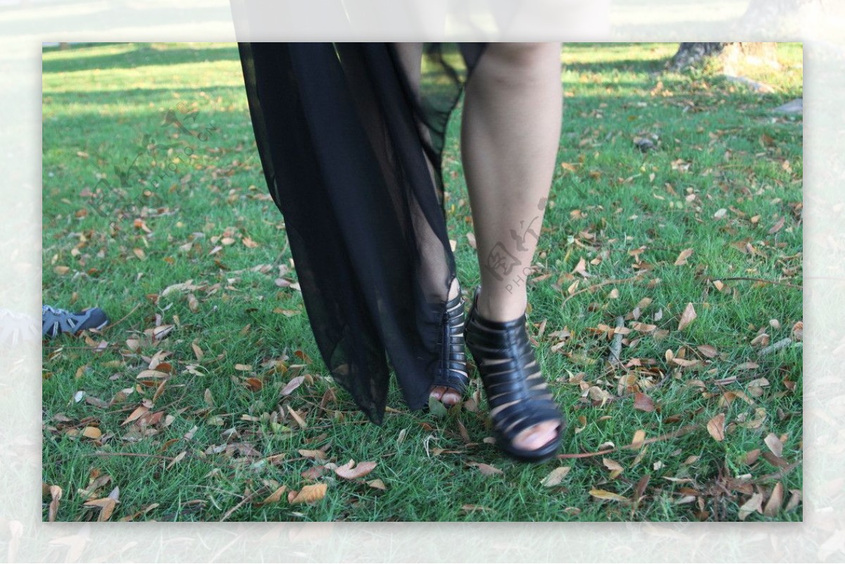 草地女人腿高跟鞋图片
