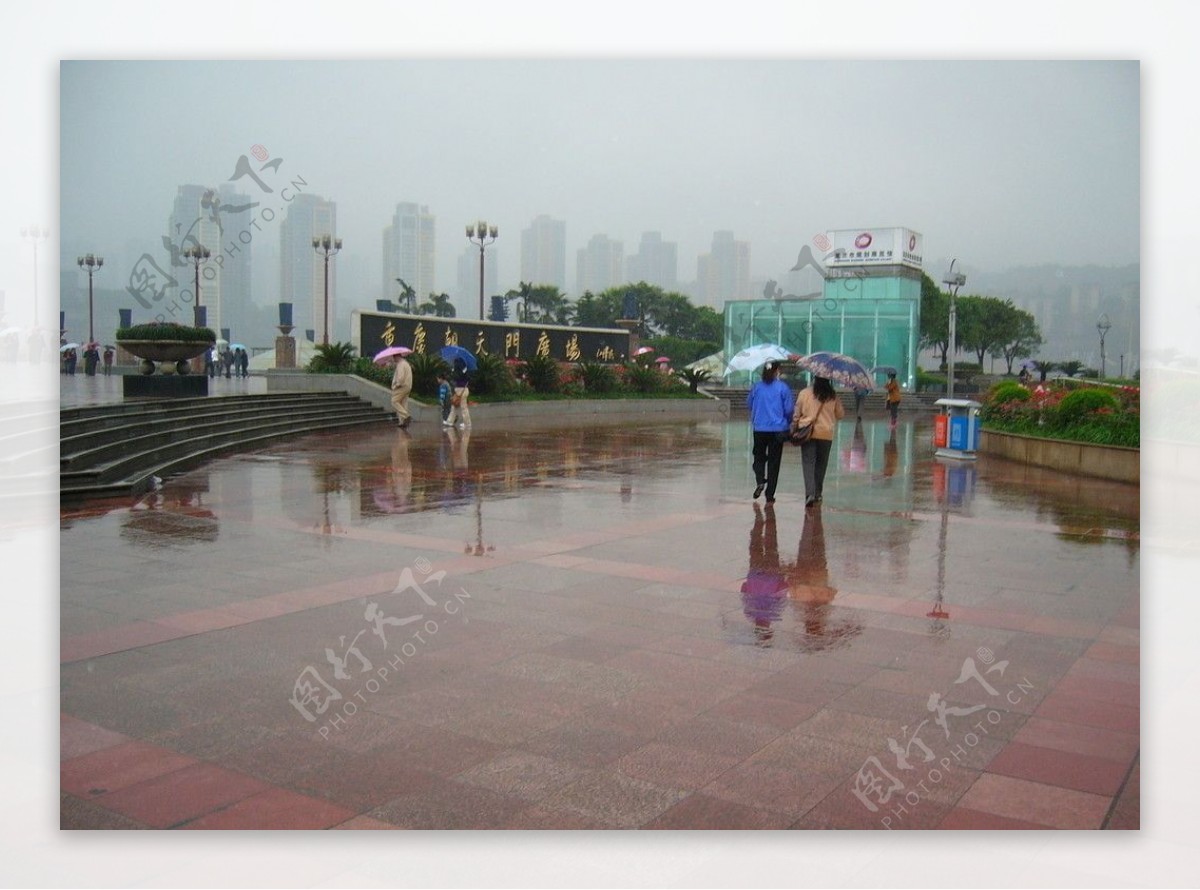 雨中的朝天门广场图片