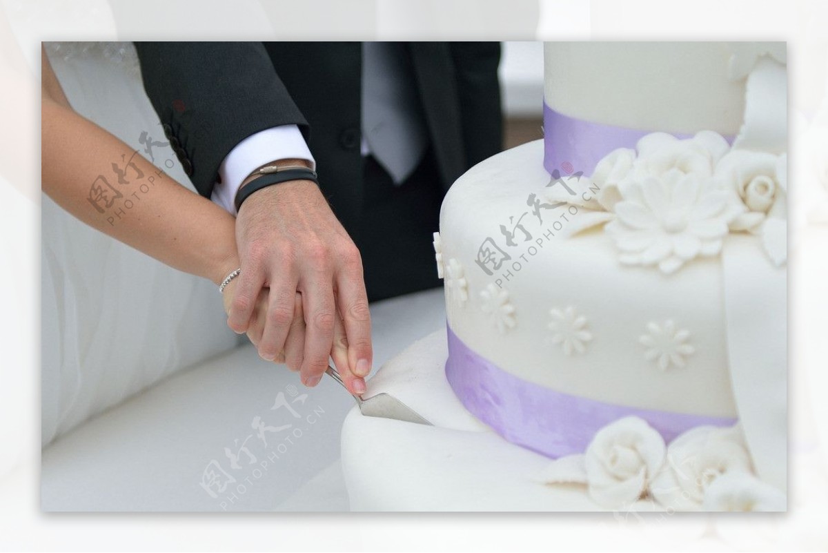 新郎新娘切蛋糕图片