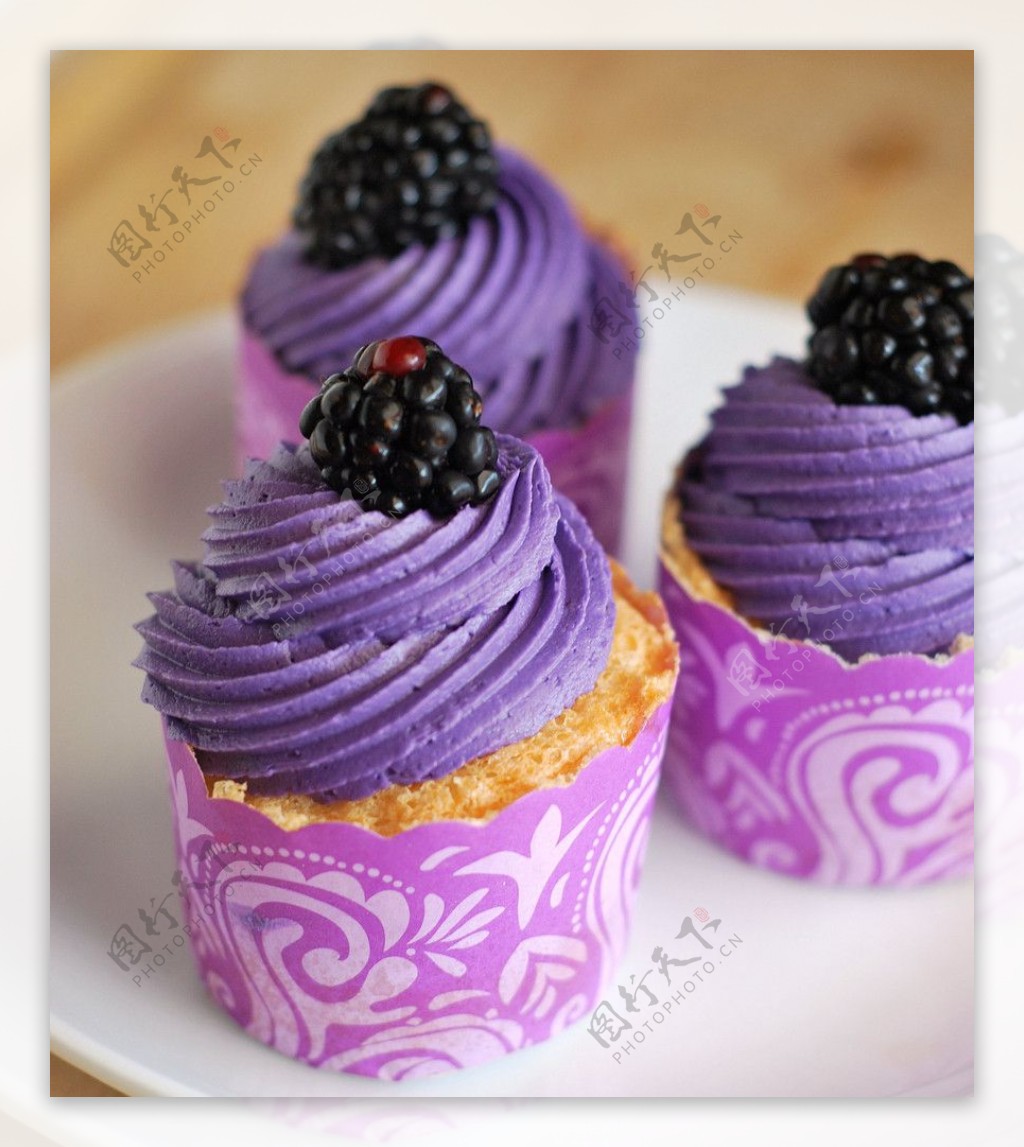 蓝莓奶油纸托蛋糕图片