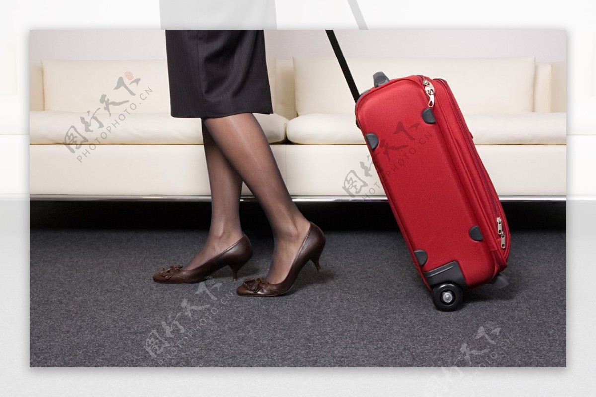 拉着旅行包准备出行的商务美女性感美腿图片