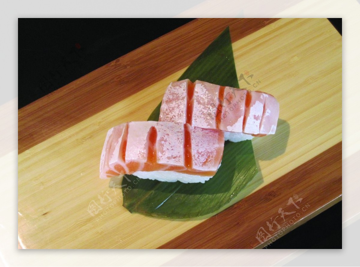 三文鱼腩寿司图片