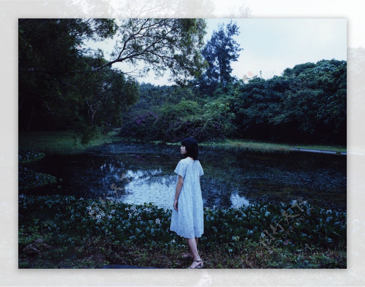 池塘边的少女图片