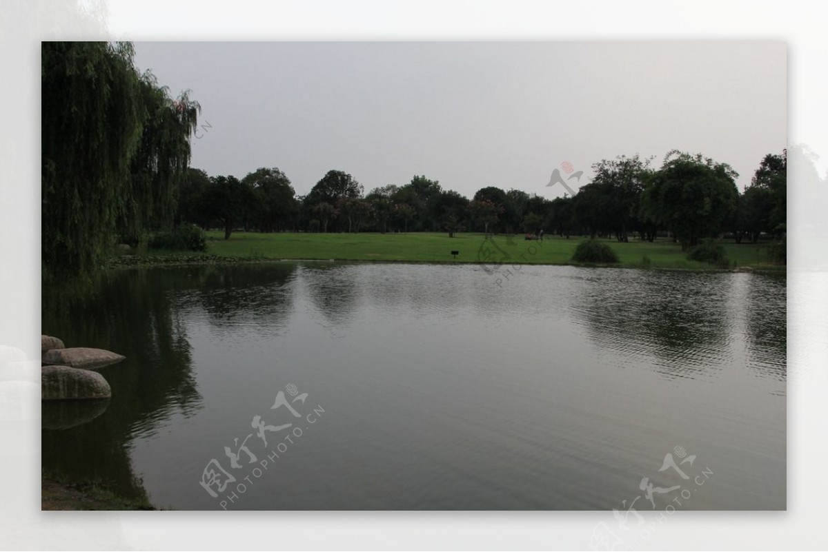 池边风景图片