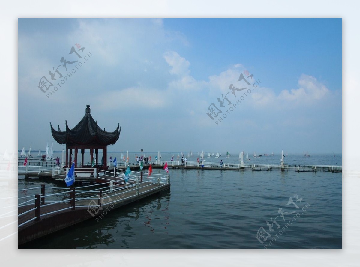 青浦淀山湖的帆船图片