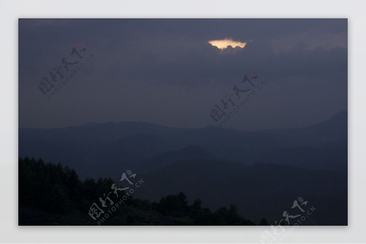 夜幕下的远山晚霞景观图片