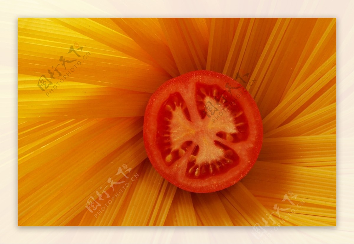 西红柿挂面摄影图片