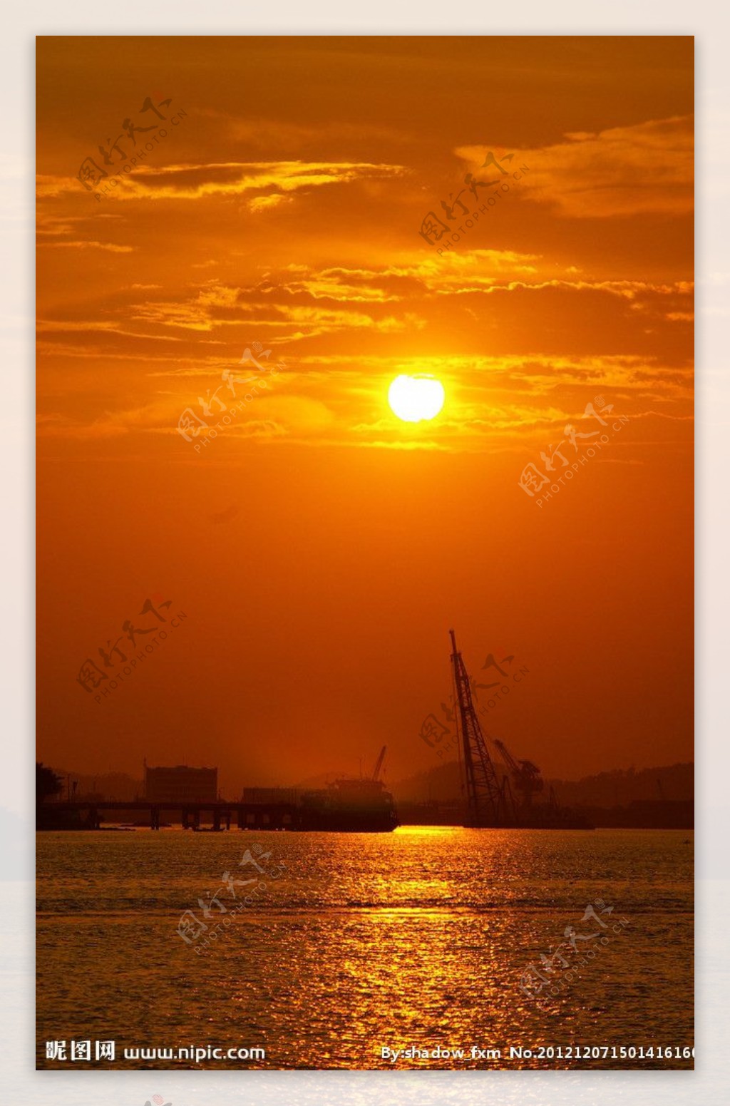夕阳下的港口图片