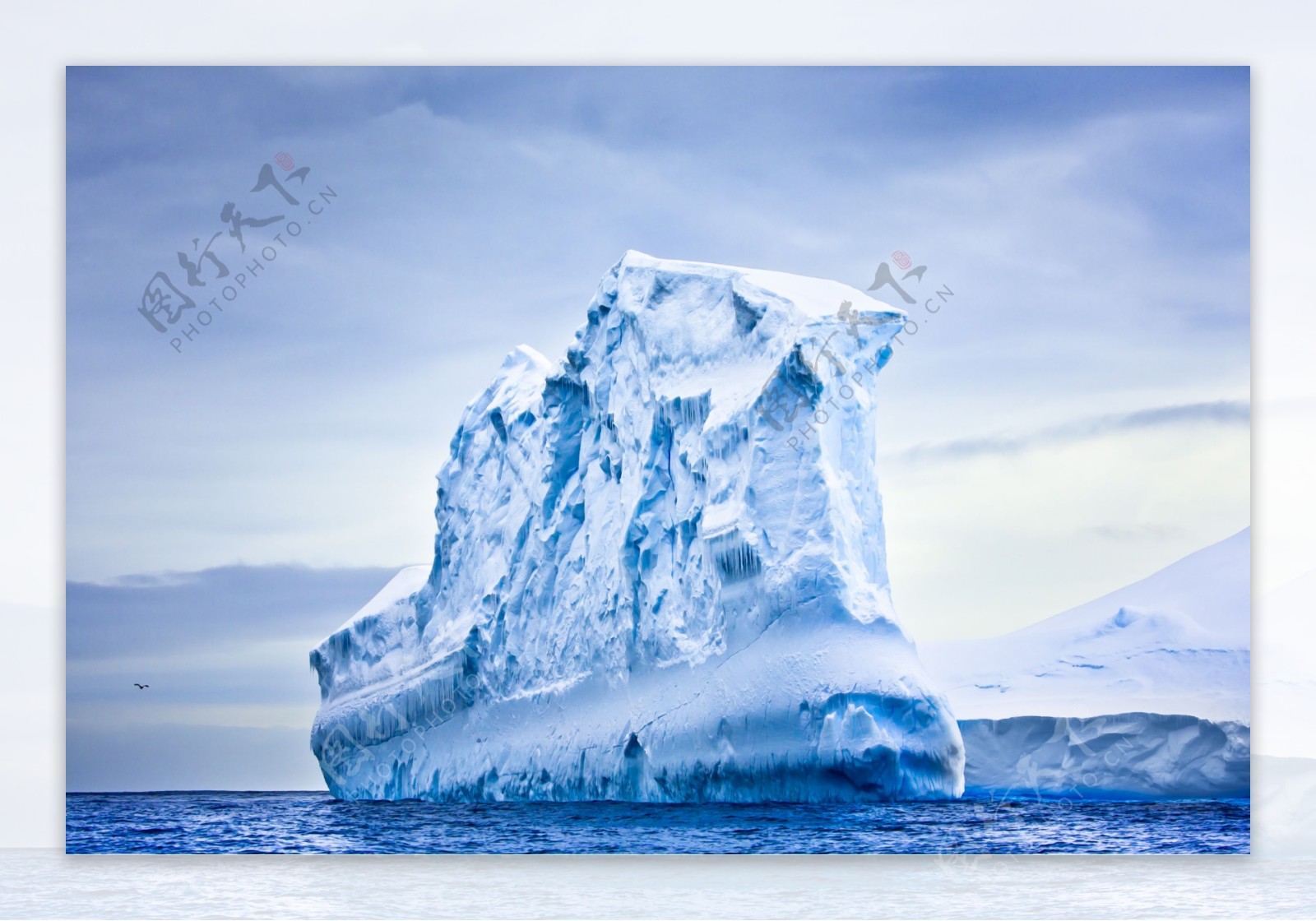 冰山湖水图片