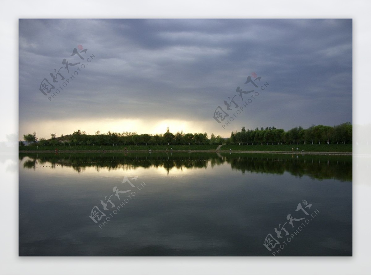 阴云下的湖泊图片