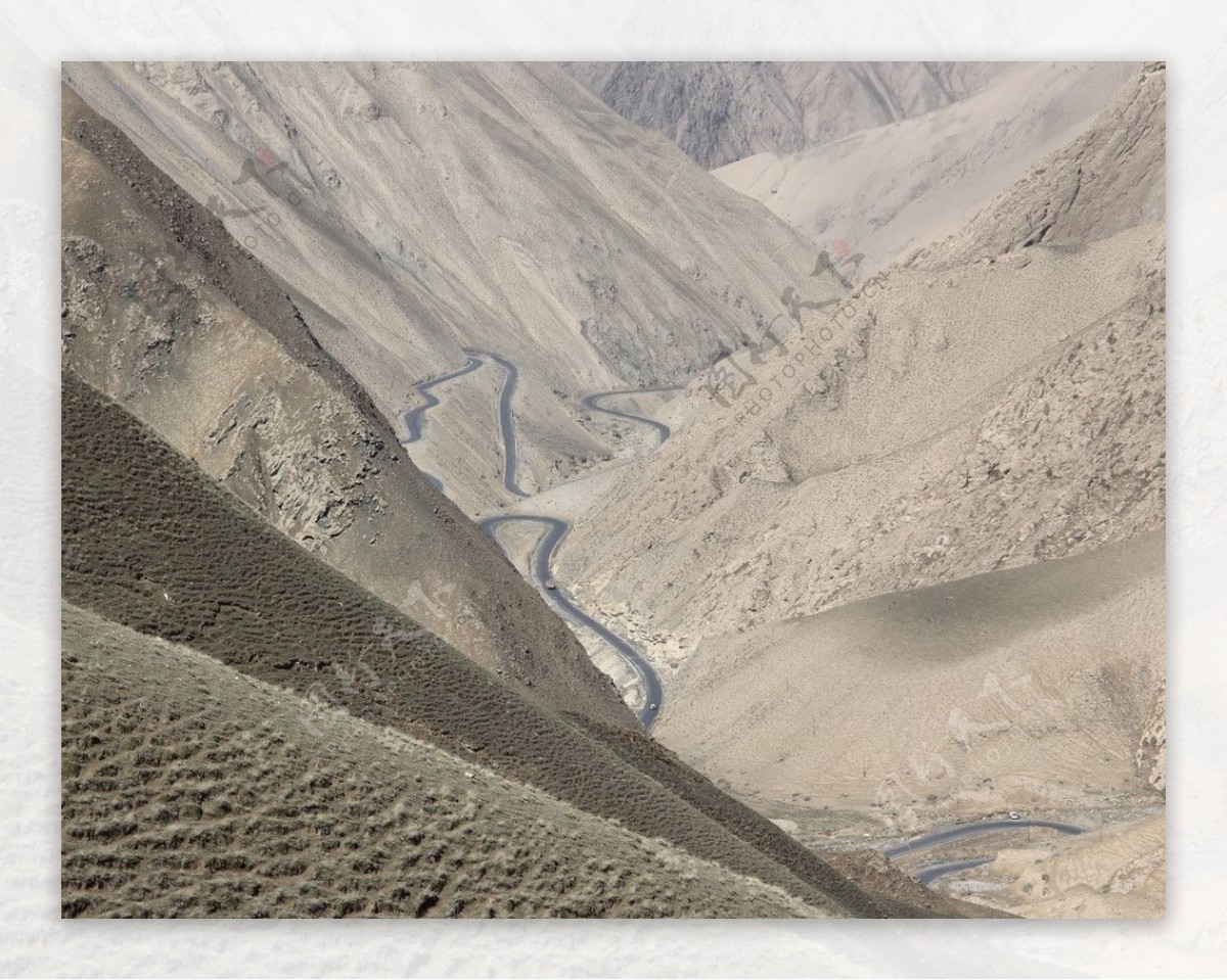 崎岖峻险的新藏公路图片