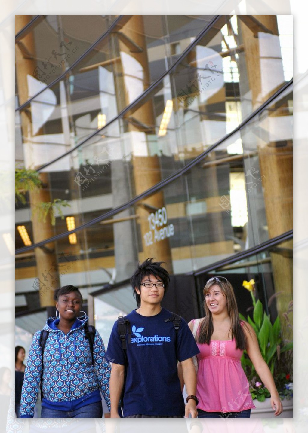 结伴而走的大学生英格兰萨里大学大厦室内摄影留学生图片