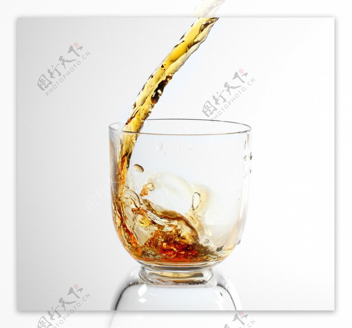 倒威士忌酒水图片