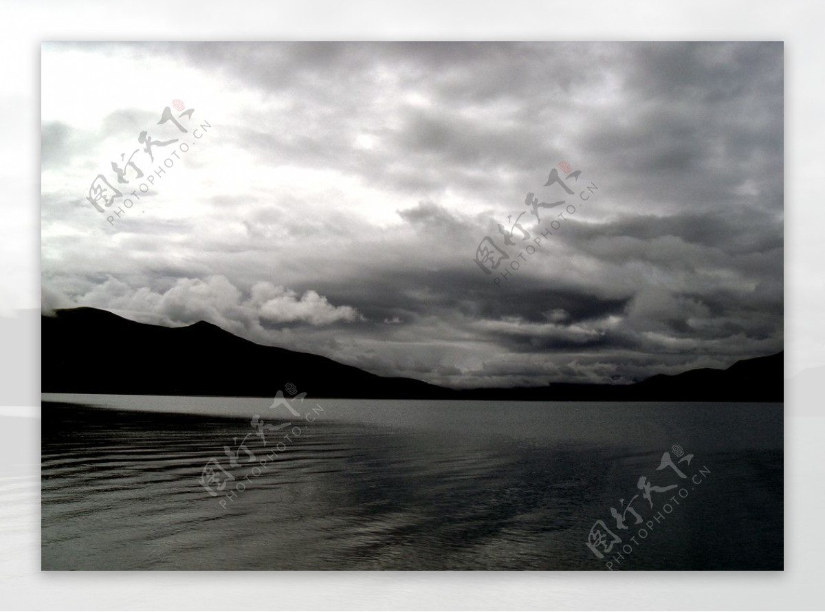 西藏阴天的湖图片