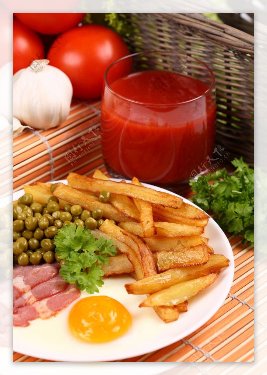 西红柿汁果汁炸薯条牛排蛋黄西红柿香菜图片