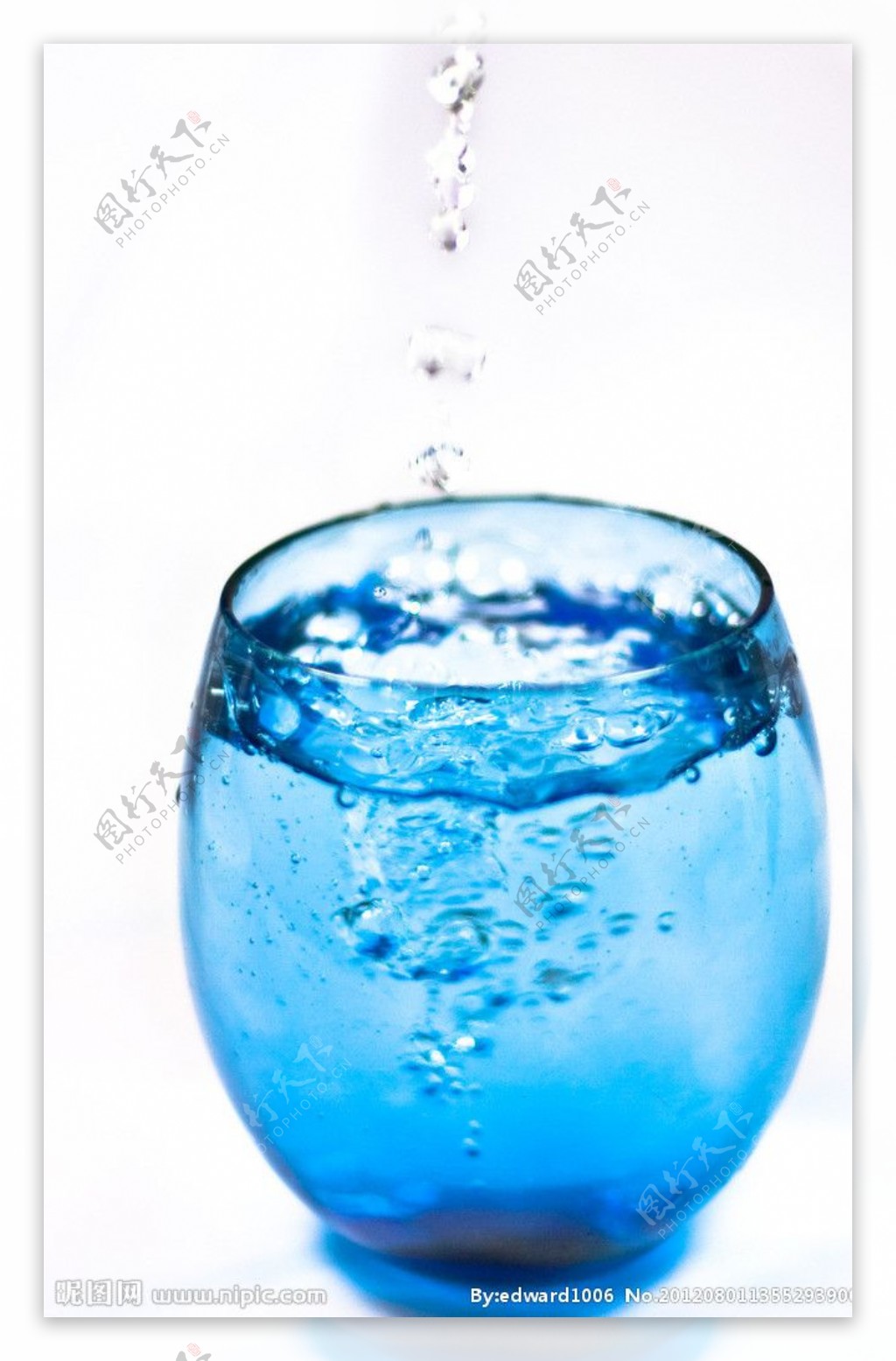 水滴和水杯图片