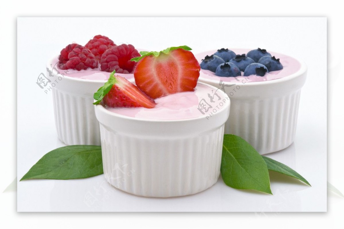果味酸奶水果绿叶图片