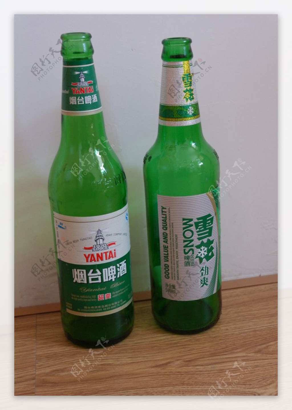 两个啤酒瓶图片