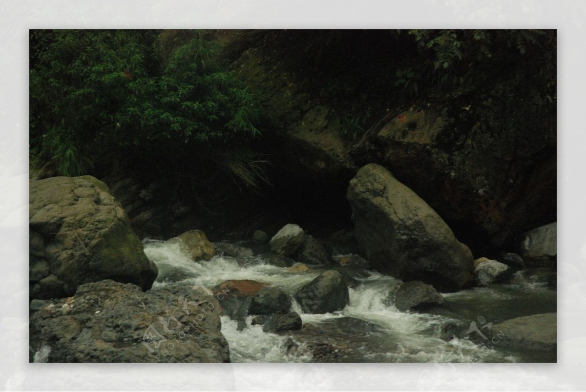 峨嵋山溪水图片