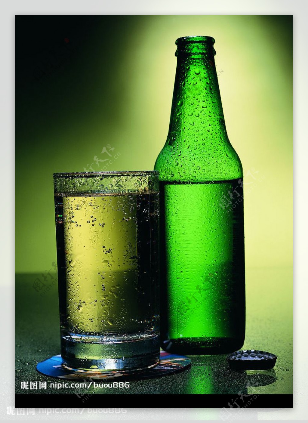 绿色啤酒瓶图片