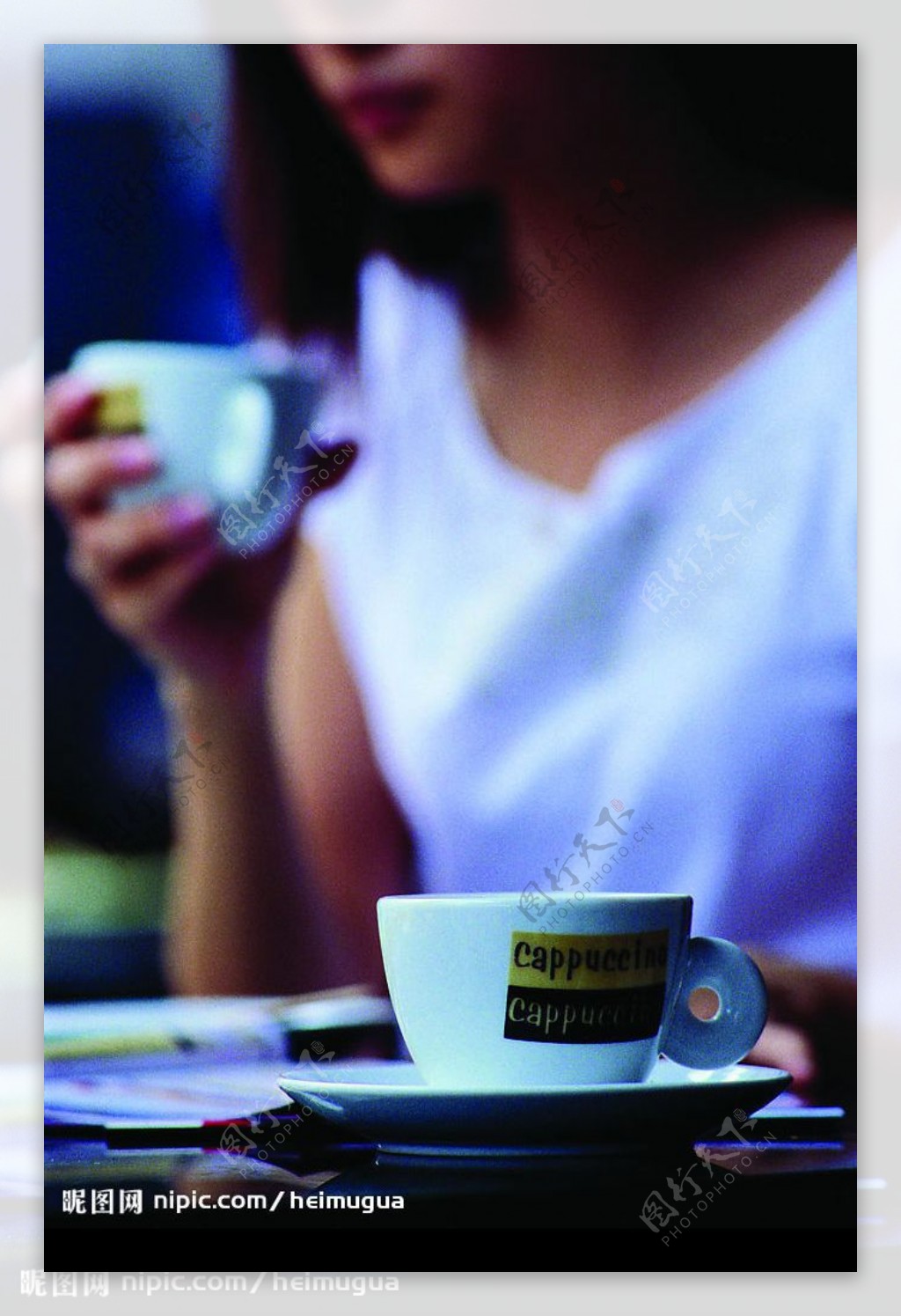 在家里拿着咖啡杯呼吸的女人照片摄影图片_ID:304402185-Veer图库