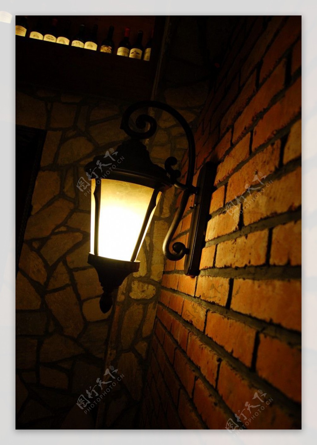 红酒餐厅的灯光图片