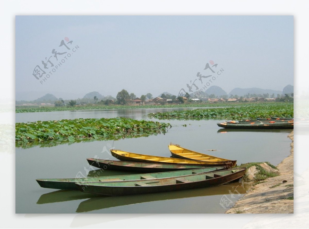 渔舟与村庄图片