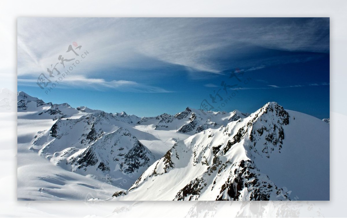 蓝天雪山相连一景图图片