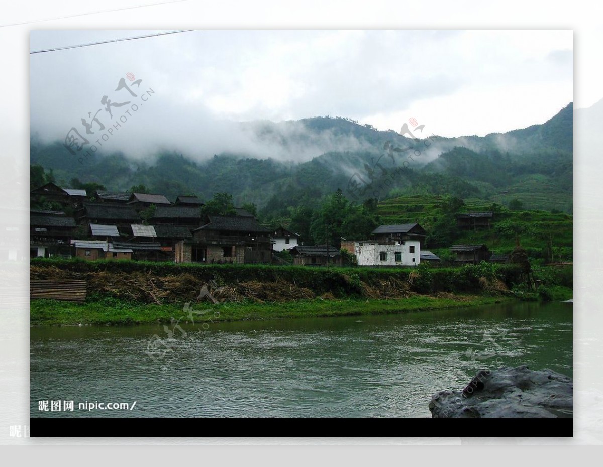 山村雨后图片