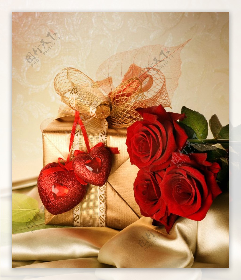 玫瑰和爱心香包礼盒图片