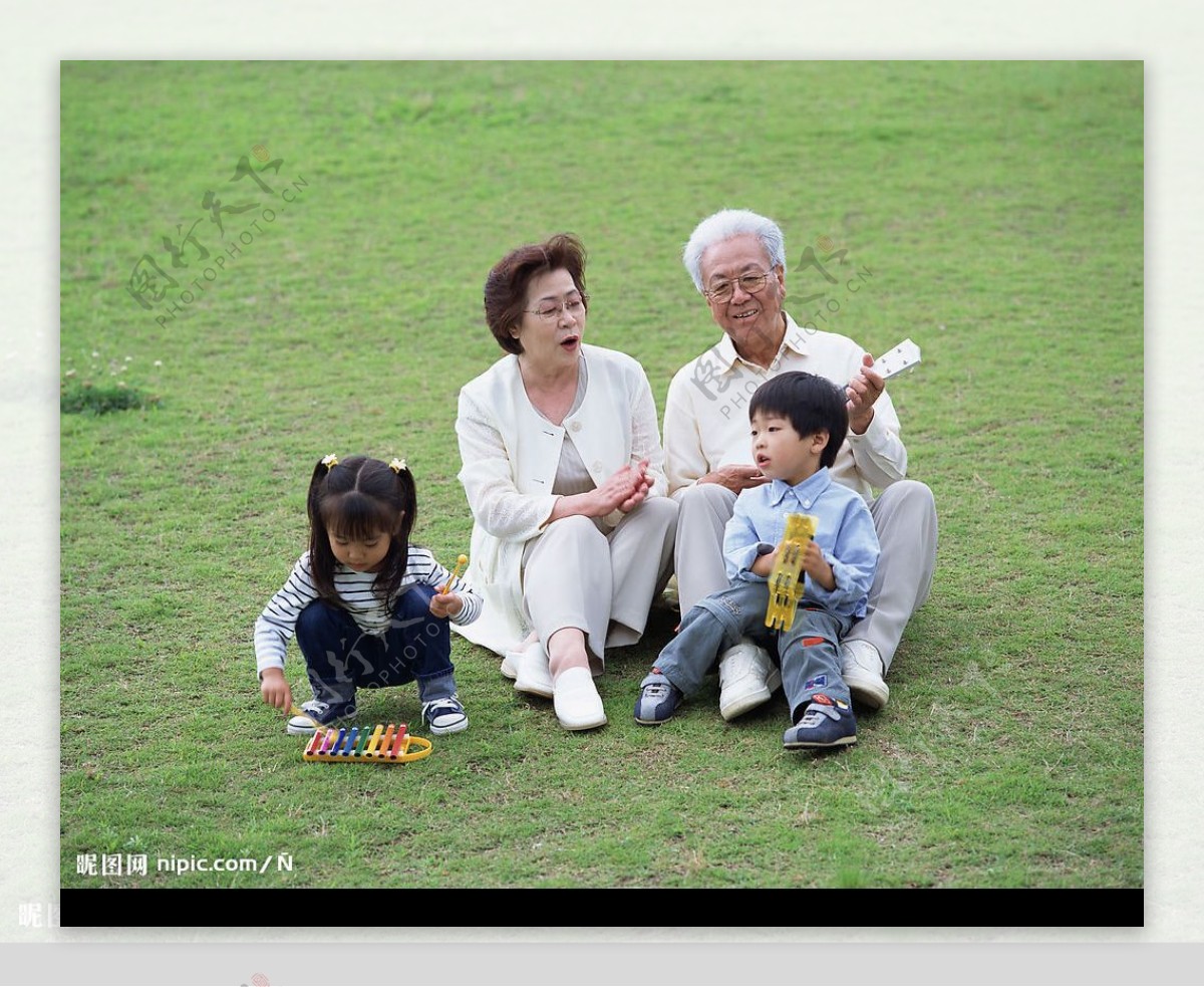 开心的奶奶和孙子孙女在沙发上看相册-蓝牛仔影像-中国原创广告影像素材