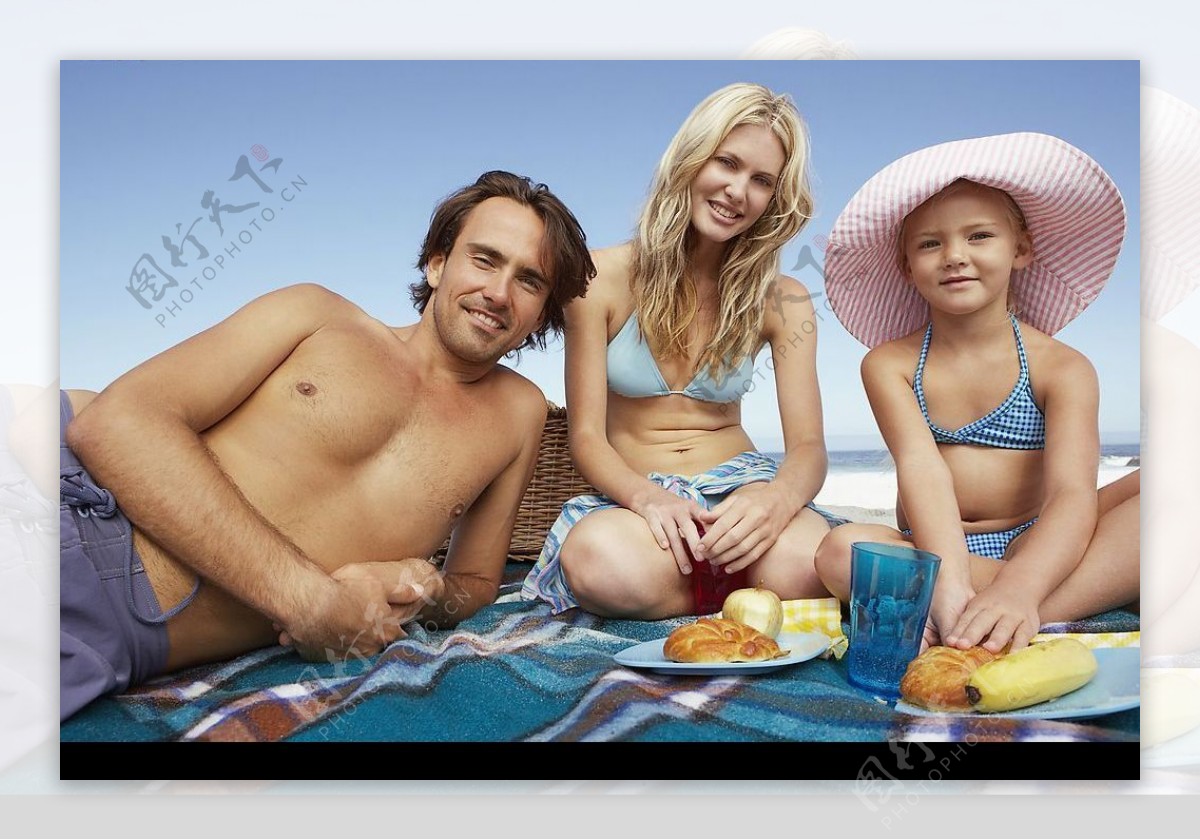 海边游玩的一家人图片