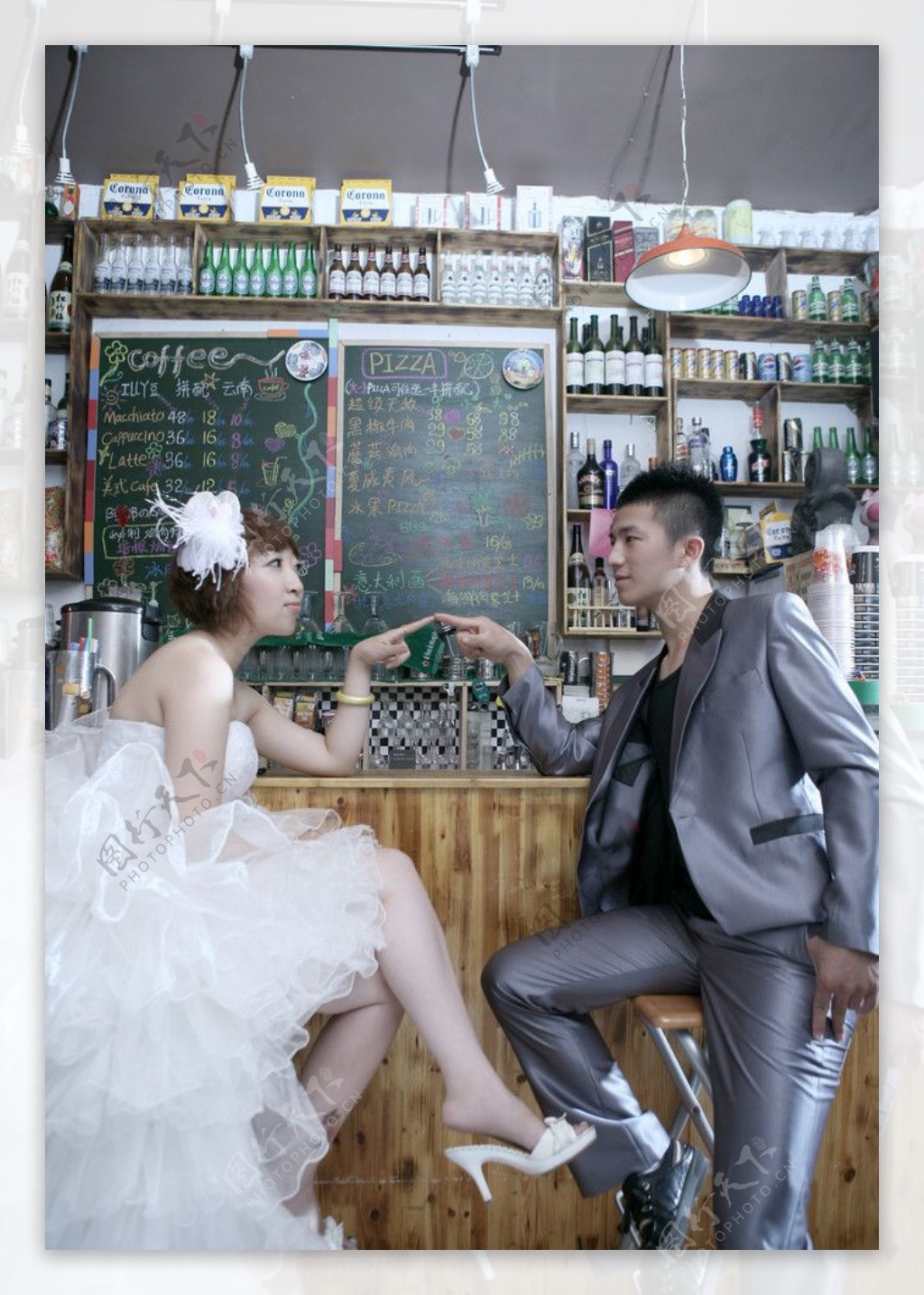 婚纱照创意婚纱美女帅男西餐厅酒吧披萨图片