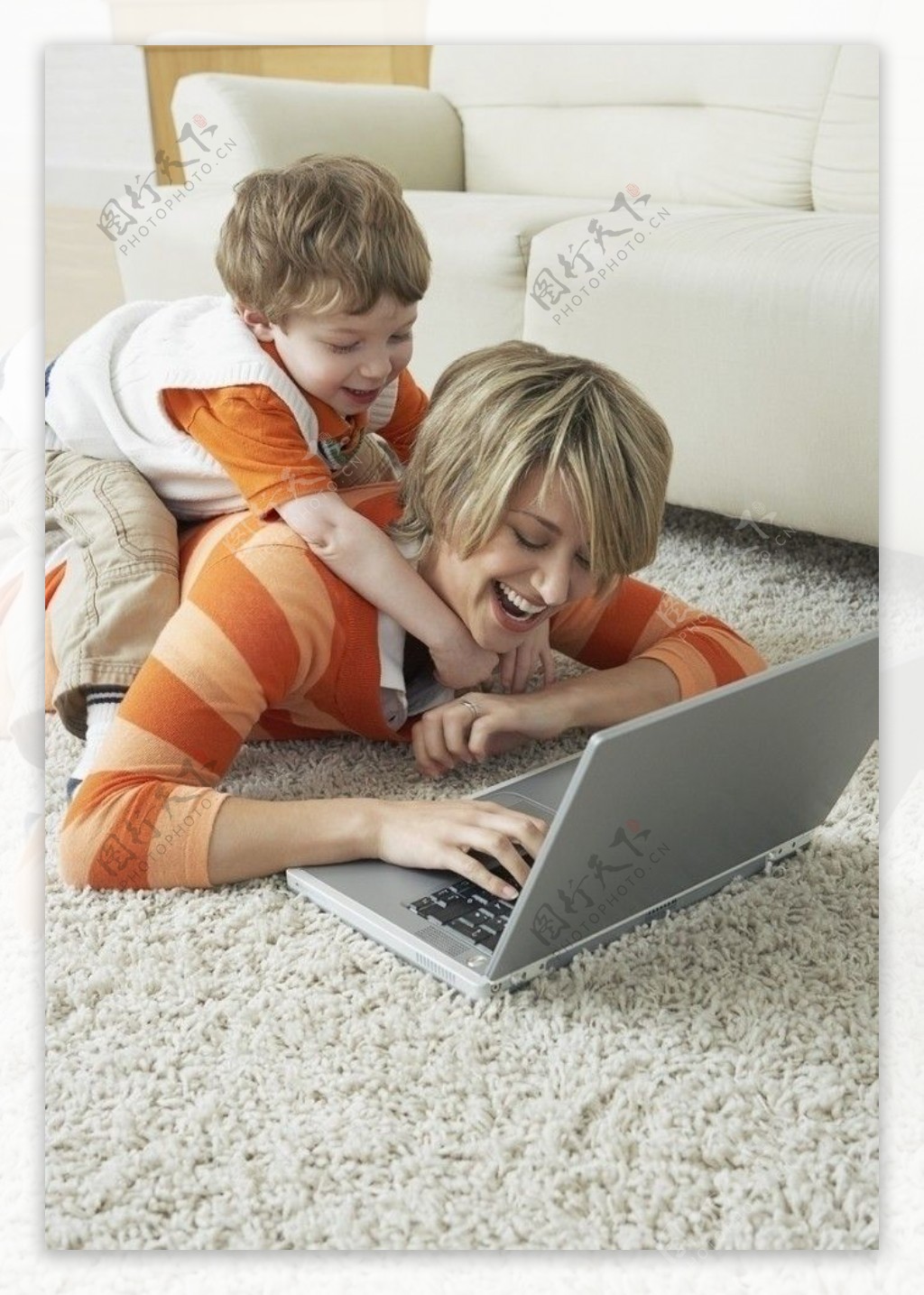 坐妈妈背上一起玩电脑图片