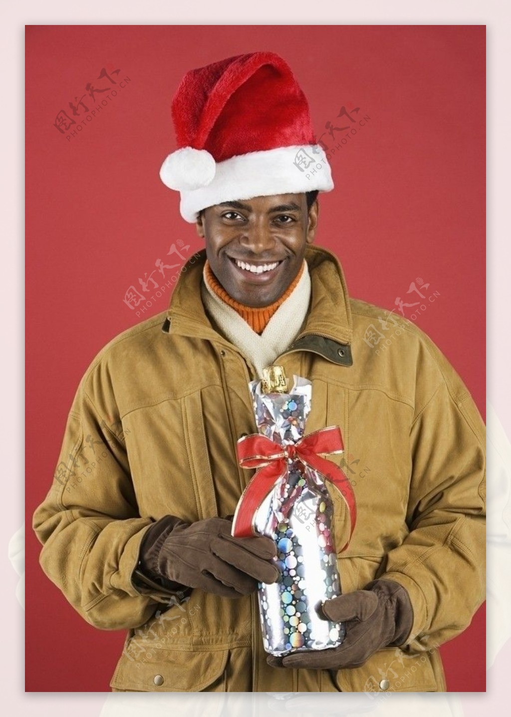 拿着圣诞酒水的男士图片