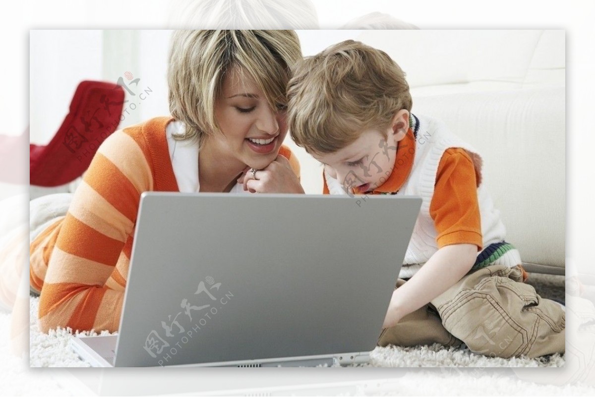 看笔记本电脑的妈妈和孩子图片