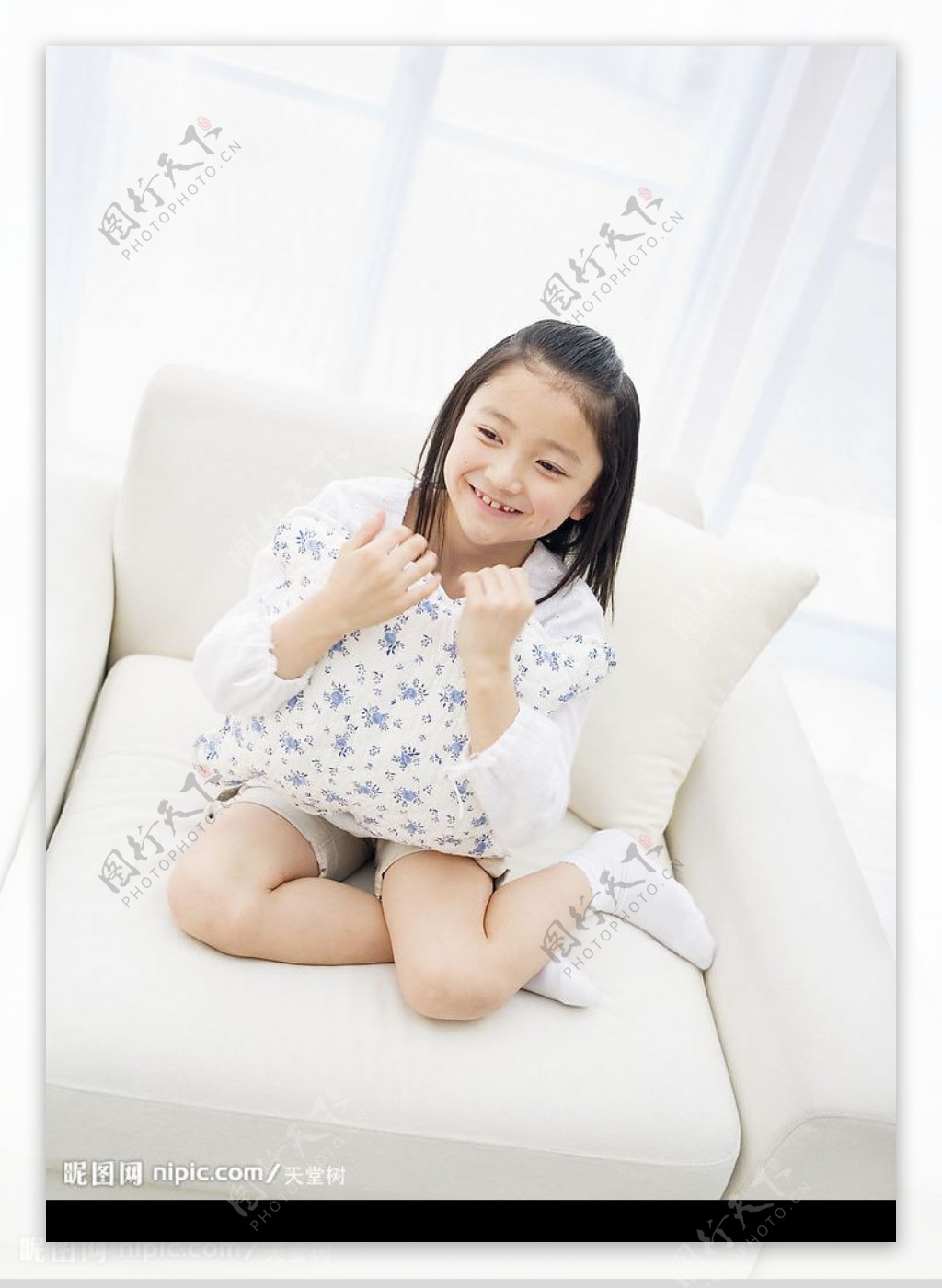 坐在沙发上的小女孩图片