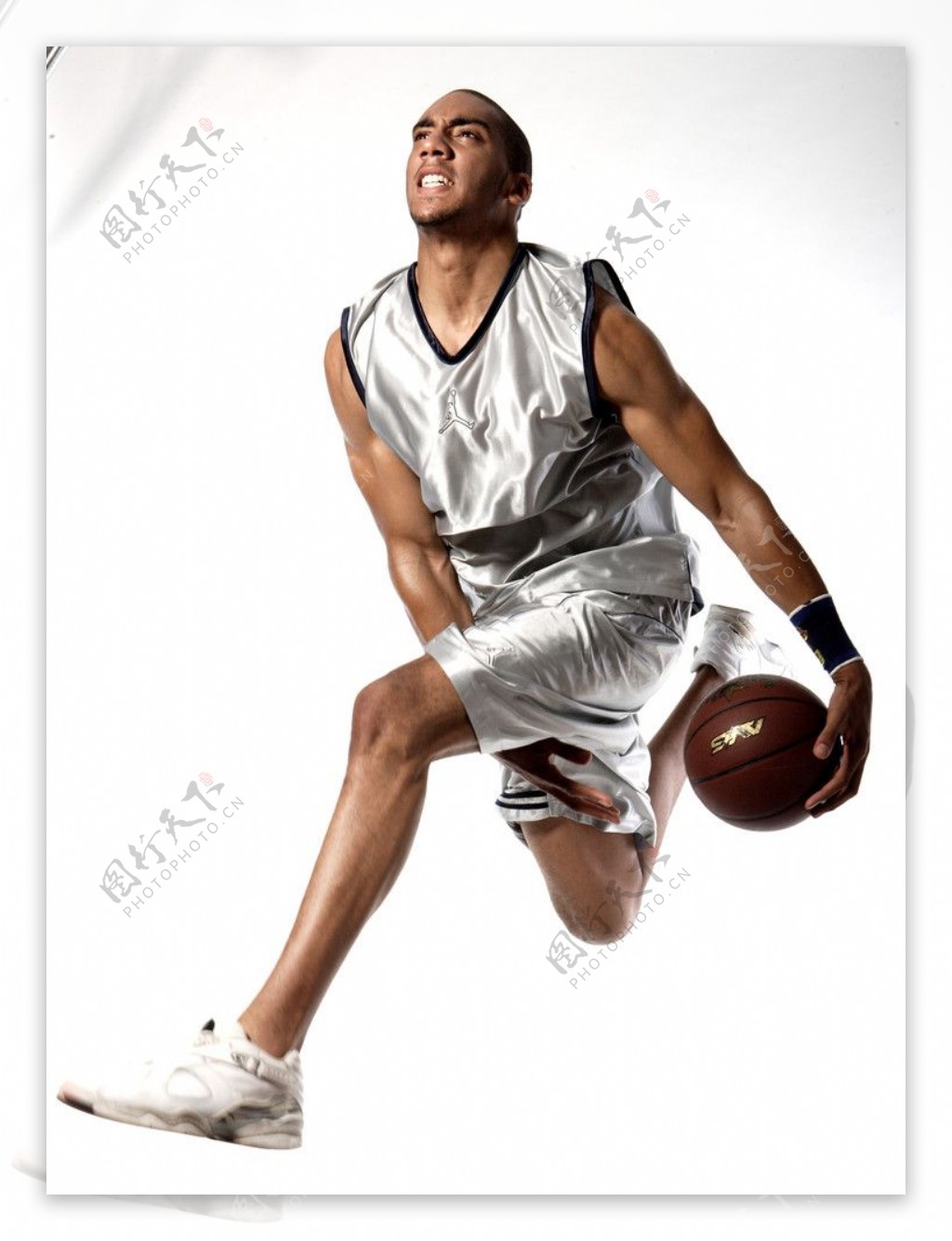 运动篮球运球黑人图片