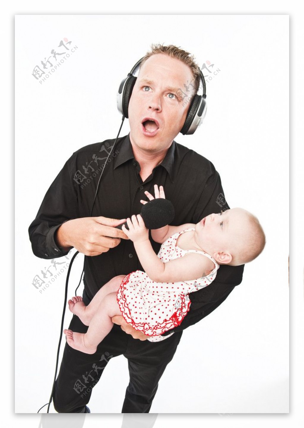 抱婴儿的男士图片
