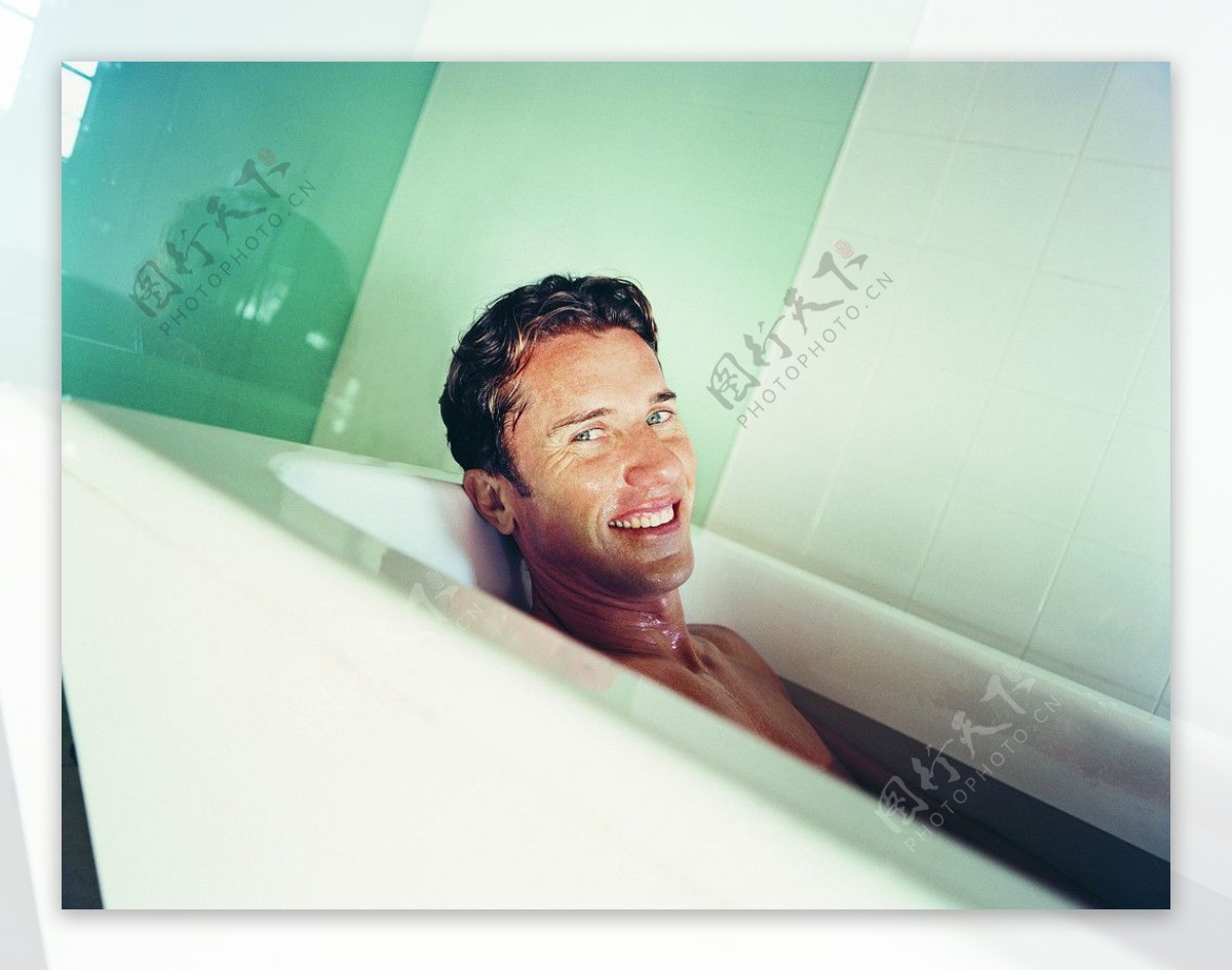 浴室里的男人图片素材-编号17879308-图行天下