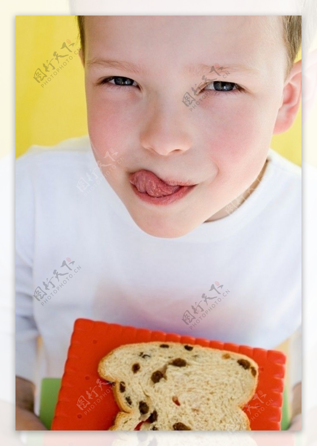 吃面包片的孩子图片