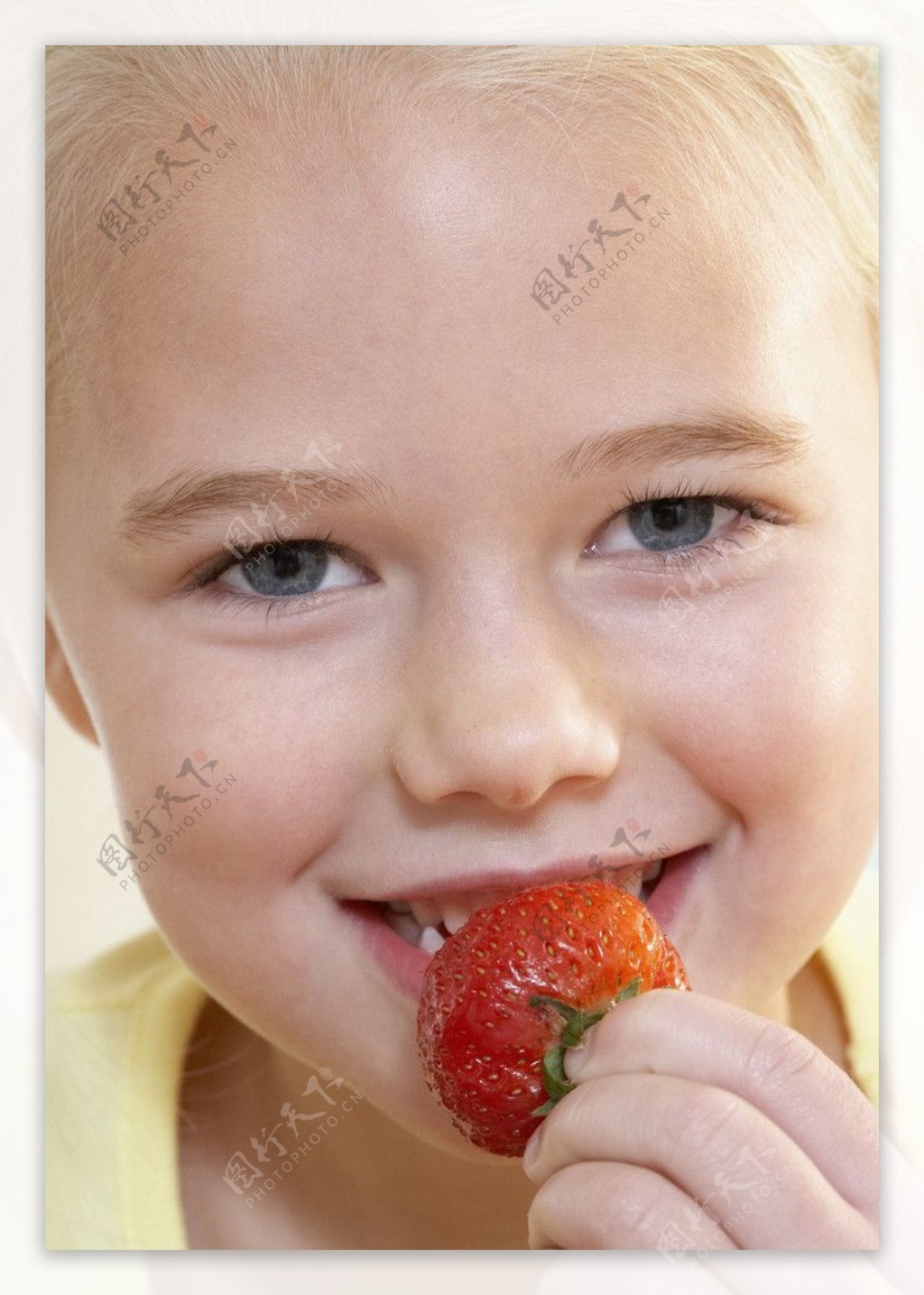 吃草莓的孩子图片
