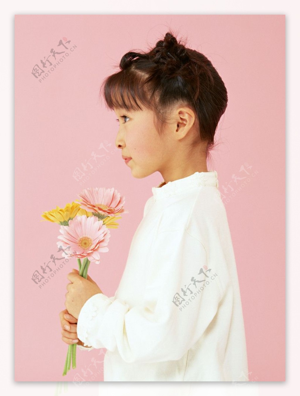 拿着鲜花的微笑小女孩图片
