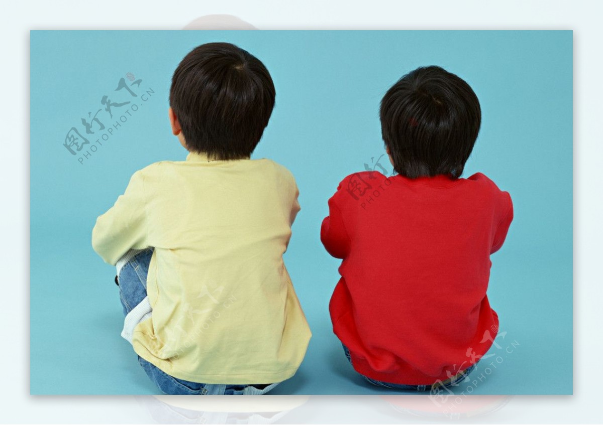 两个背朝外坐着的小男孩图片