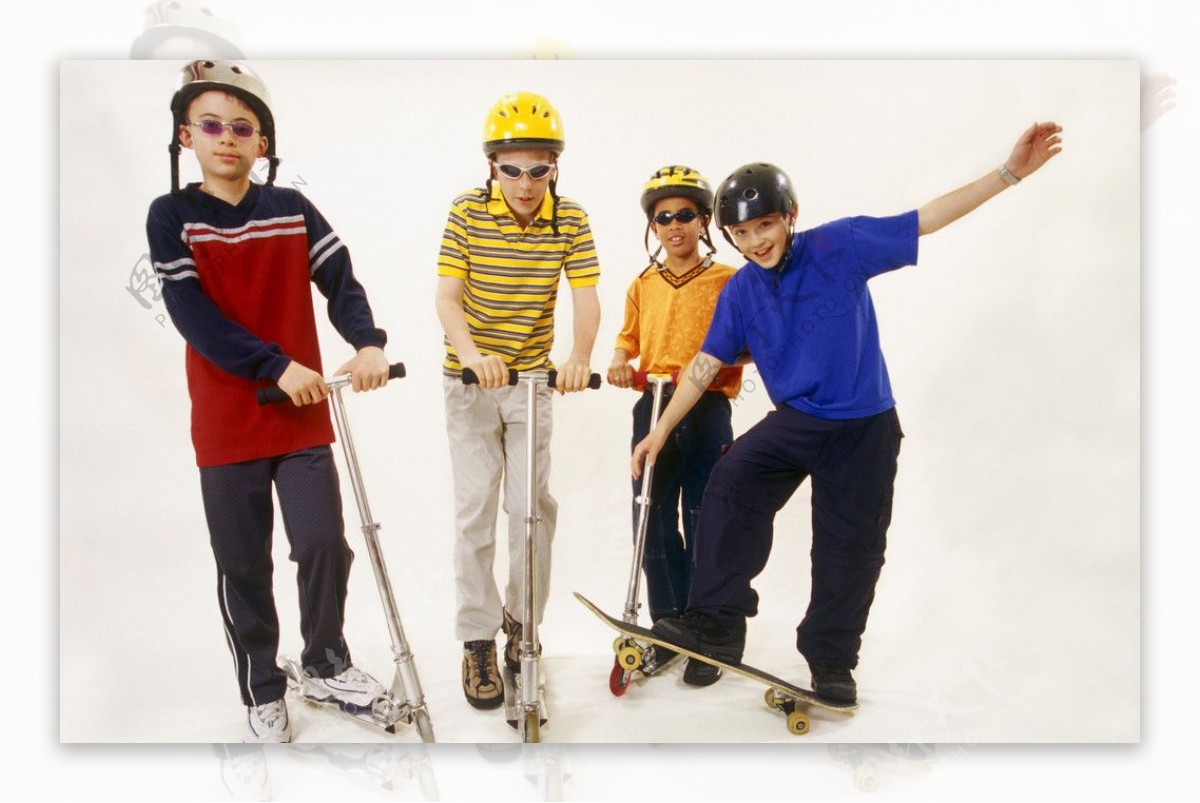 玩滑板车的孩子们图片