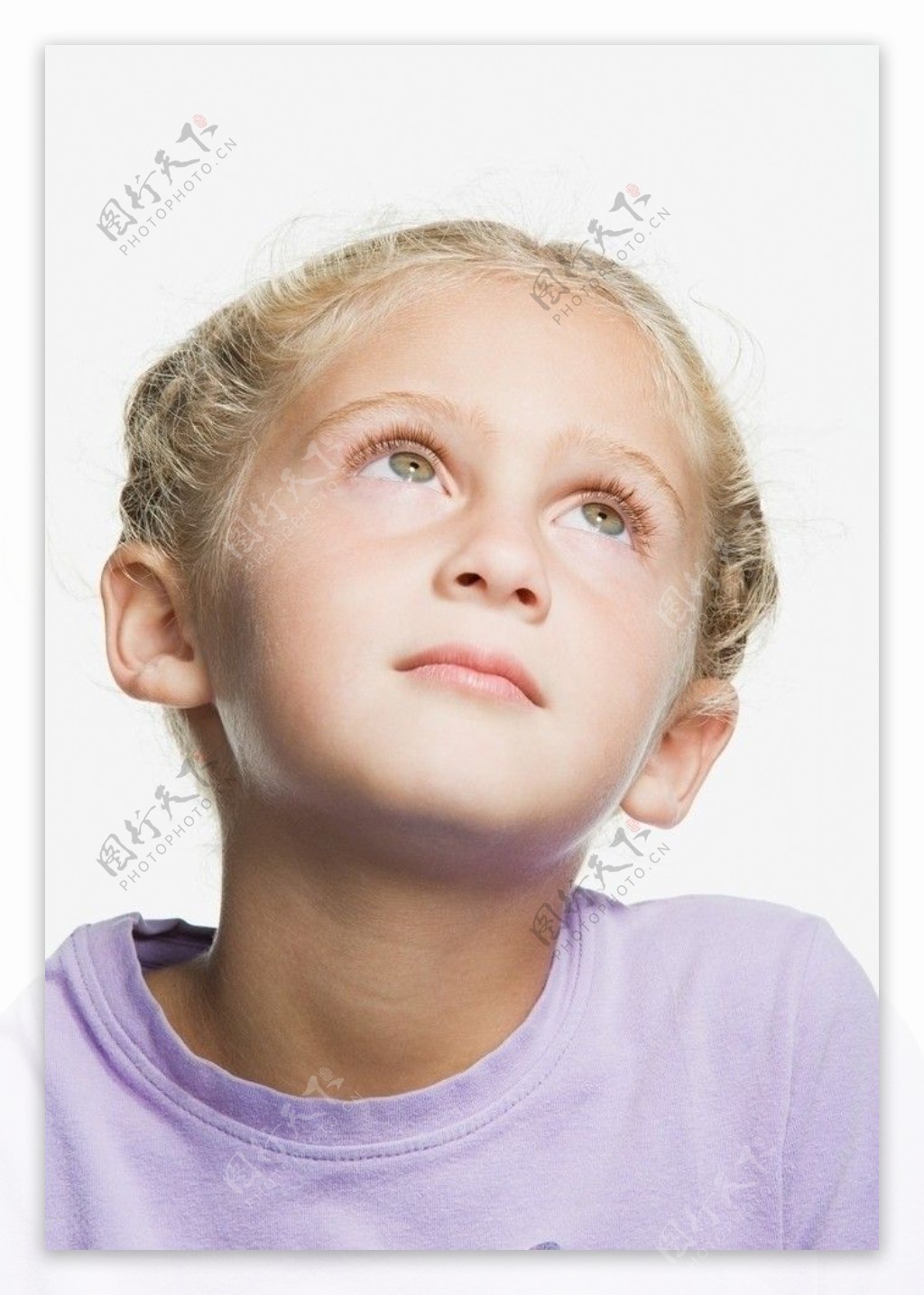 凝神观望的小女孩图片