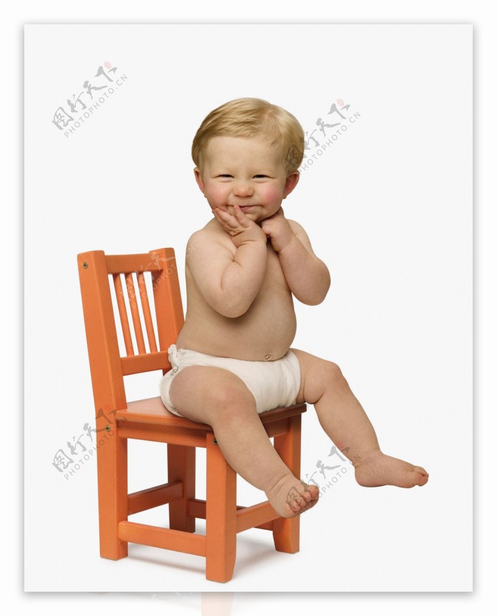 坐在小椅子上的可爱宝宝婴儿图片