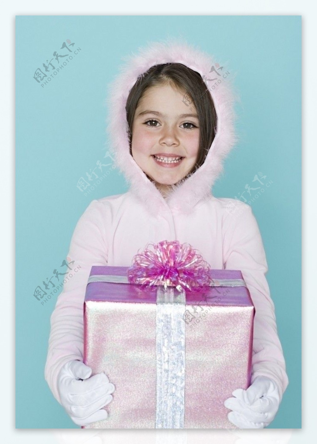 穿羽绒服手捧礼盒的甜蜜小女孩图片