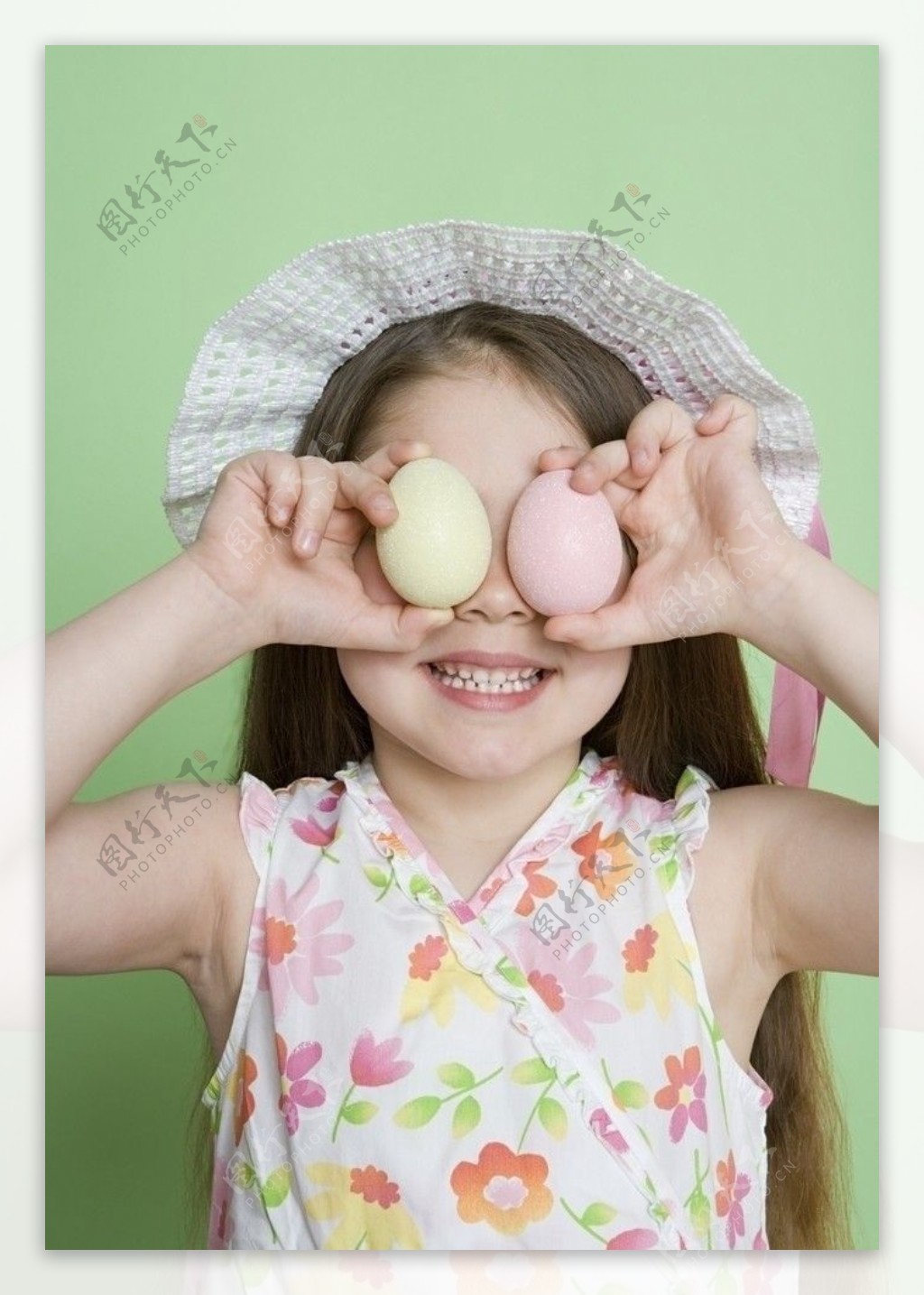 拿鸡蛋当眼镜玩的小女孩图片